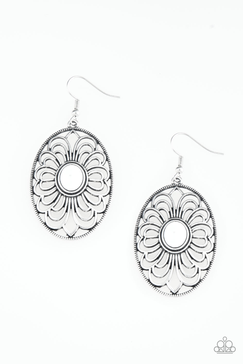 Really Whimsy White
Earrings Paparazzi