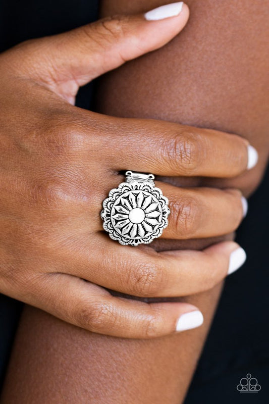 Daringly Daisy White Ring - Daria's Blings N Things