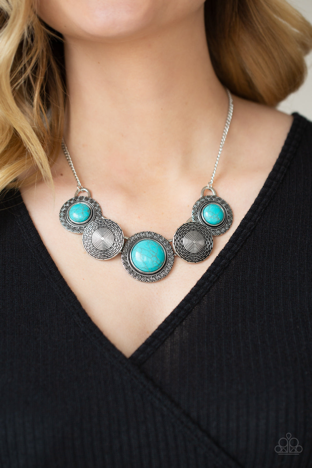 Canyon Cottage Blue
Necklace - Daria's Blings N Things