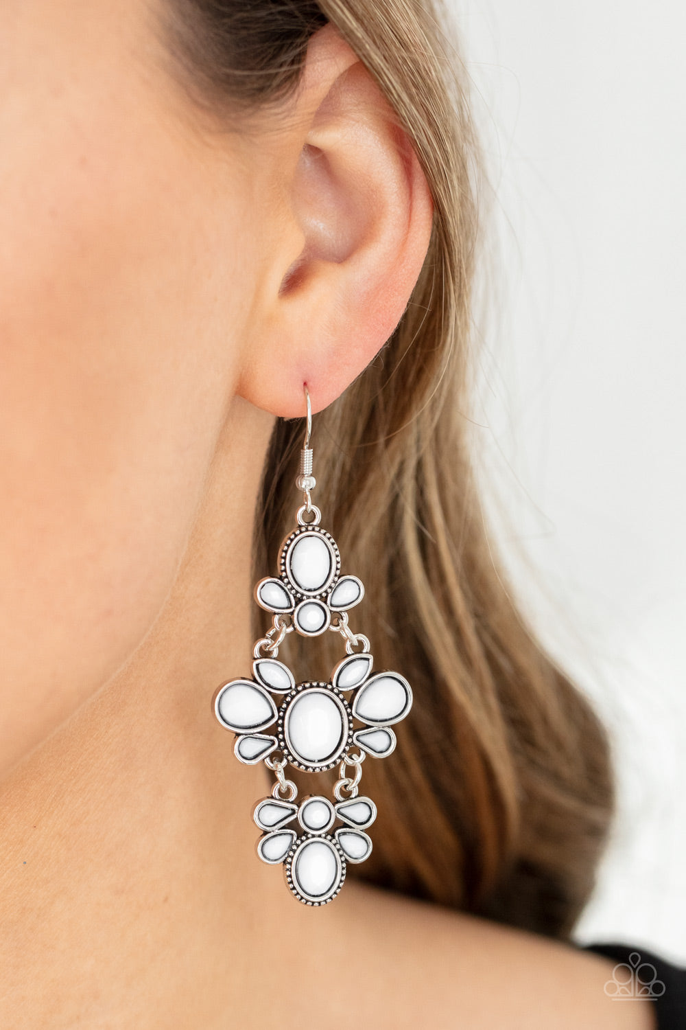VACAY The Premises White
Earrings - Daria's Blings N Things