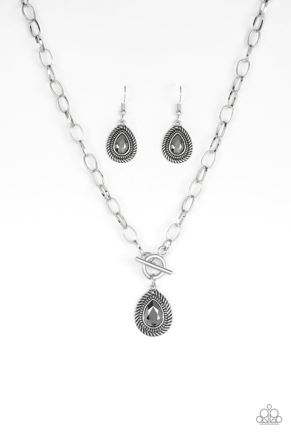 Sheen Queen Silver
Necklace Paparazzi