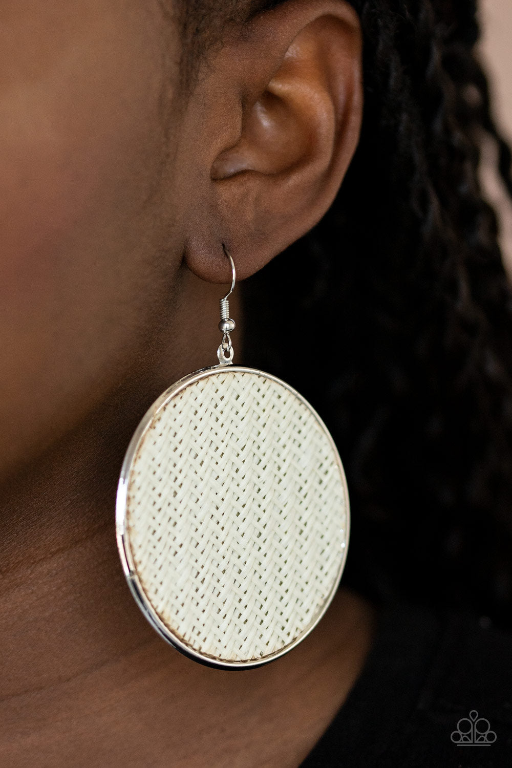 Wonderfully Woven White
Earrings Paparazzi