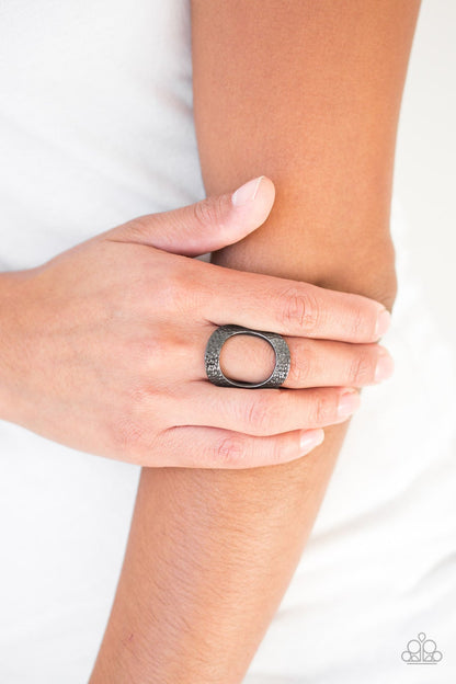Tour de Contour Black
Ring Paparazzi