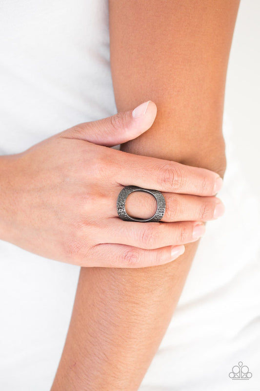Tour de Contour Black
Ring Paparazzi