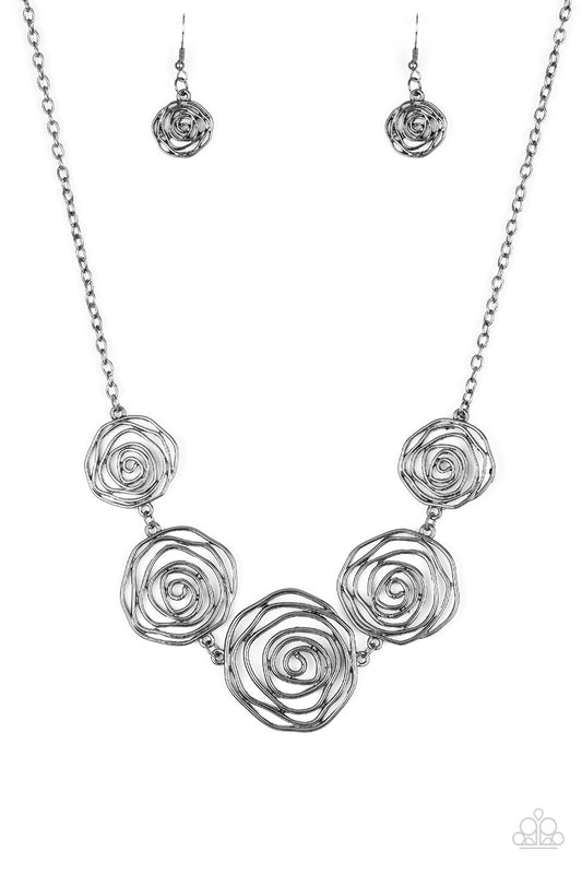 Rosy Rosette Black
Necklace
